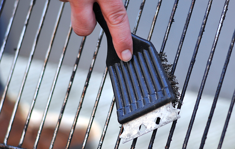 Nettoyage d'une grille de cuisson à l'aide d'une brosse