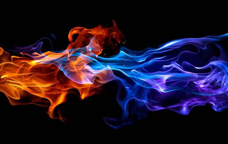 Flamme orange et bleue, sur fond noir