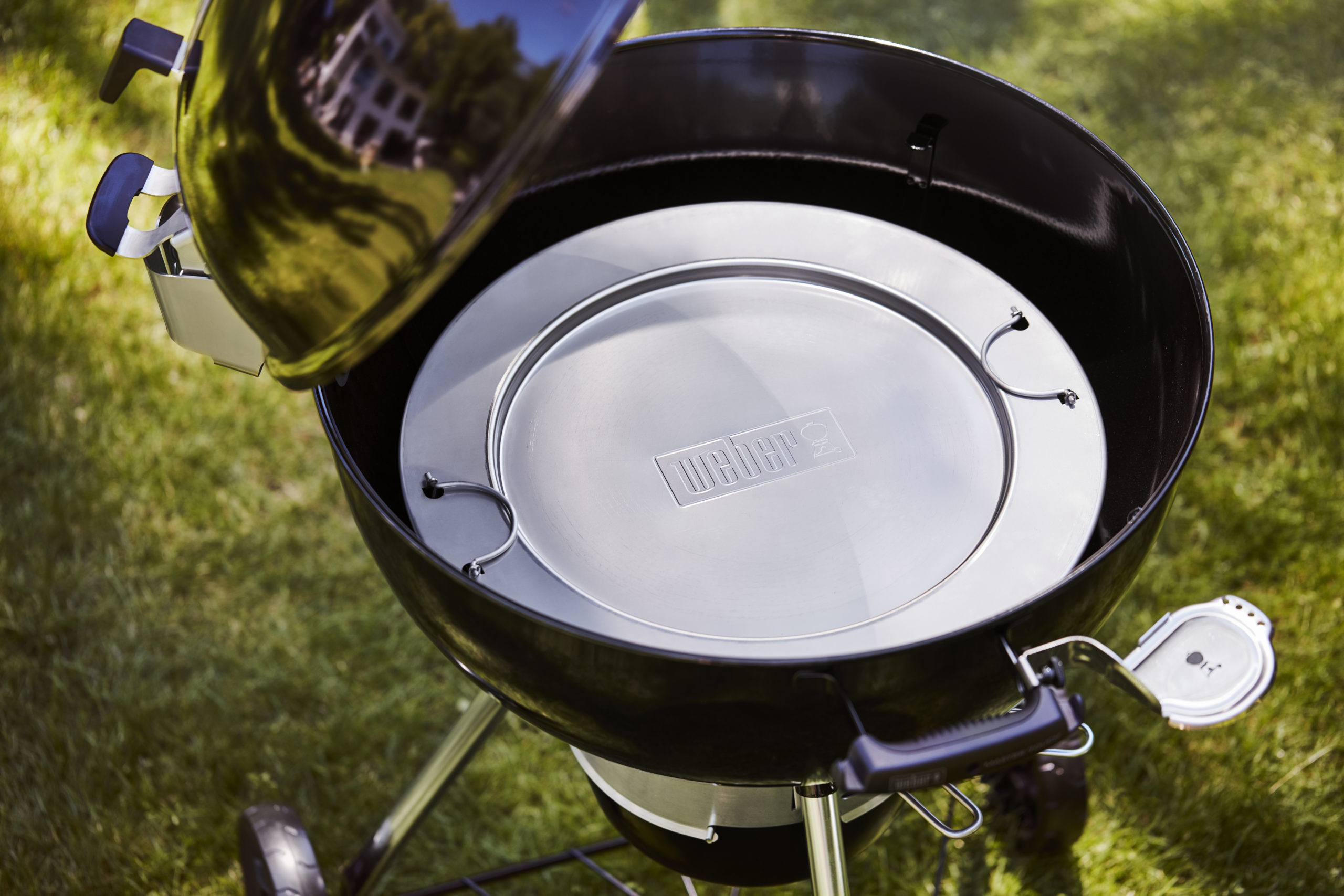  Plaque de fumage dans un barbecue au charbon de bois 