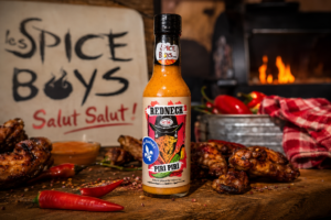 Sauce Redneck Piri Piri Les Spice Boys avec poulet grillé et piments